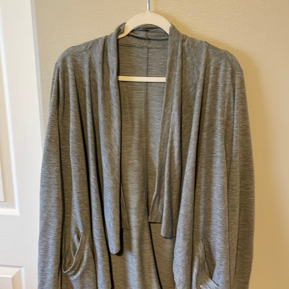 Long sleeve gray jersey knit cardigan with pockets